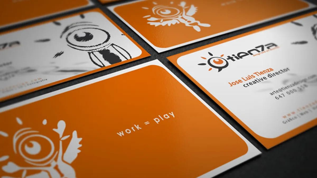 Diseño de tarjetas de visita corporativas de Tienza Studio con estética naranja, trabajo de José Luis Tienza, profesor de Diseño UX/UI de TRAZOS, escuela de arte digital en Madrid