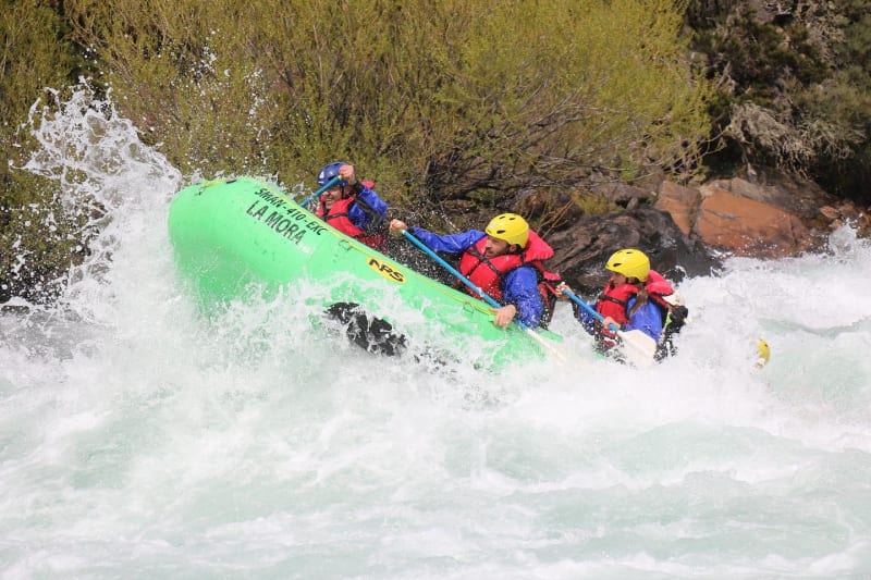 Kayakistas disfrutando del río Aluminé