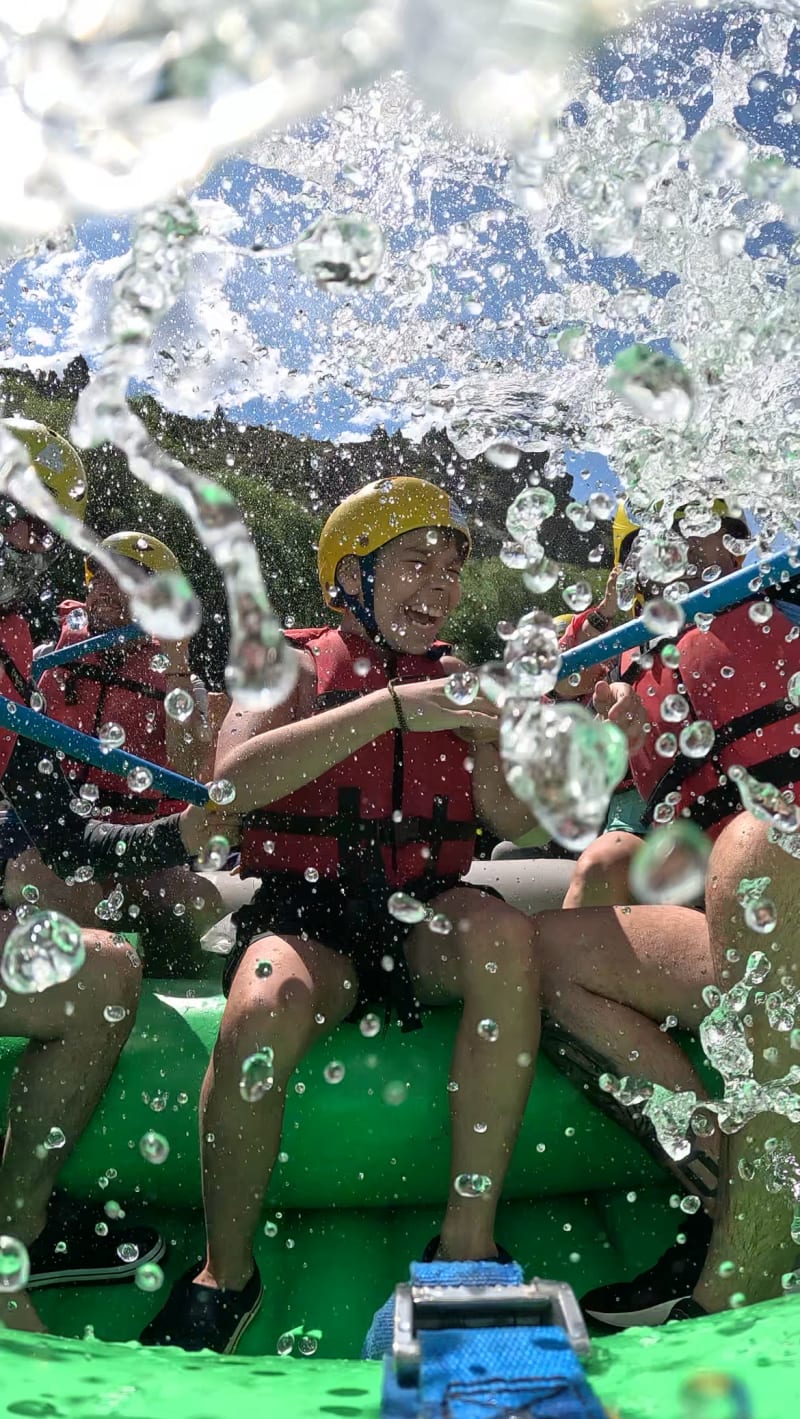 olas dentro del bote de rafting en el río Aluminé
