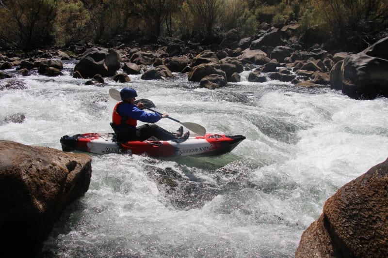 Kayakistas disfrutando del río Aluminé