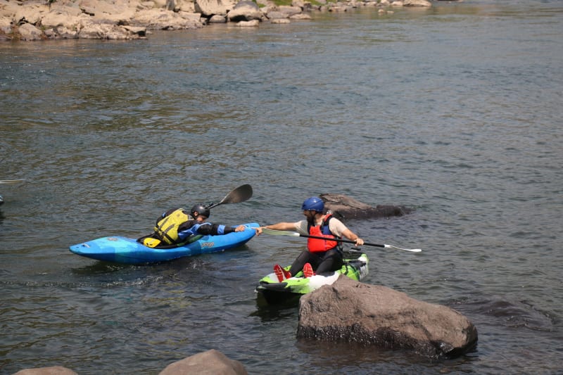 Kayakistas disfrutando del río Aluminé