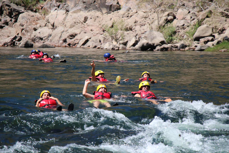 Kayakistas disfrutando del río Aluminé