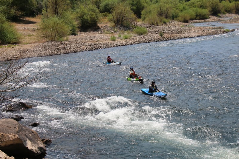 Bote atravesando un rápido entre piedras
