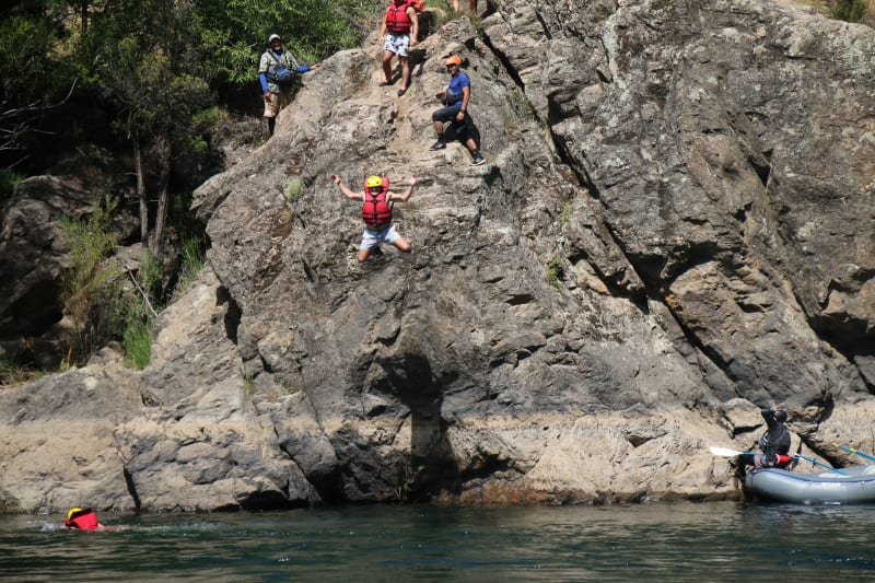 Salto de iniciación en el río Aluminé
