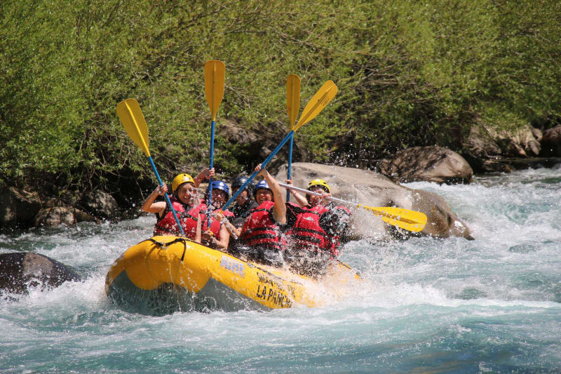 Festejo en el río Aluminé luego de la actividad