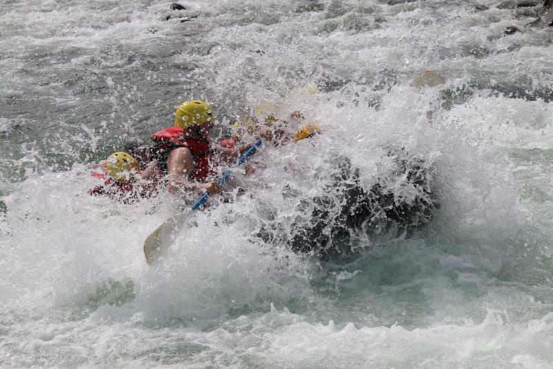Bote de rafting descendiendo por un rápido en el río Aluminé