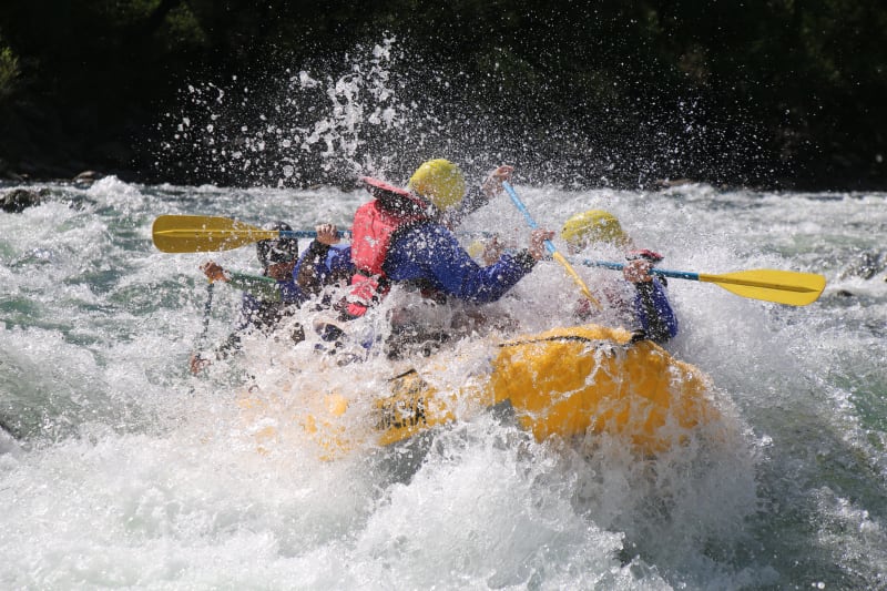 Grupo celebrando luego de la bajada en el río