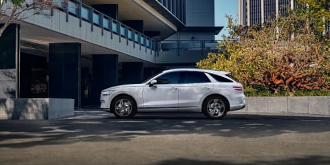 gme-eGV70-white-exterior-still-outdoor-city-side-02-24_L-16_9