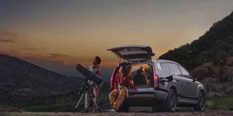Hyundai_IONIQ_9_2024_exterior_V2L_Shot_4x3