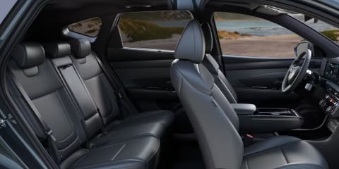 Hyundai_TUCSON_Interior_2024_Side_Roominess_CUT_PHEV_T2P_edit_4x3
