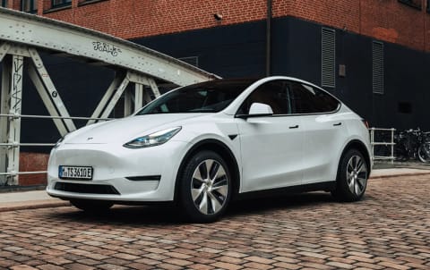 tesla-model-y-2022-02-min-1400x700.png