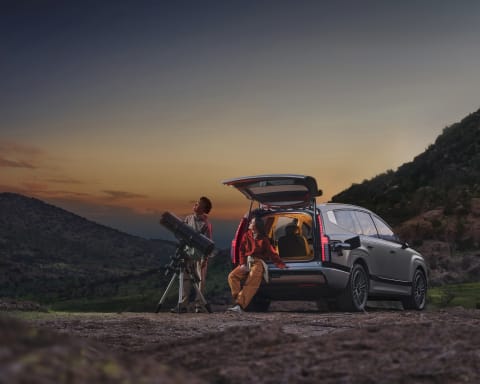 Hyundai_IONIQ_9_2024_exterior_V2L_Shot