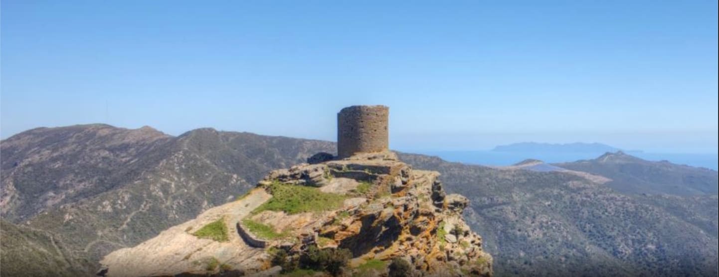 La tour de SenĂšque et les menhirs du Pinzu a Vergine