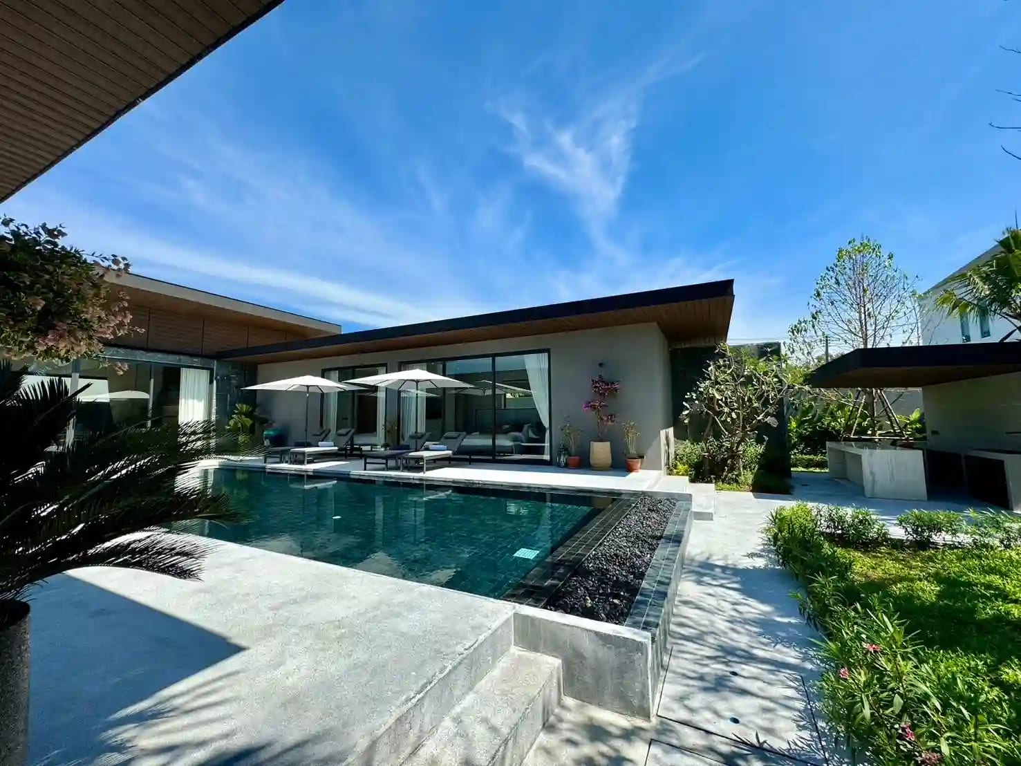 Sea Central: Completed Luxury Villas in Kata, Ready to Move In