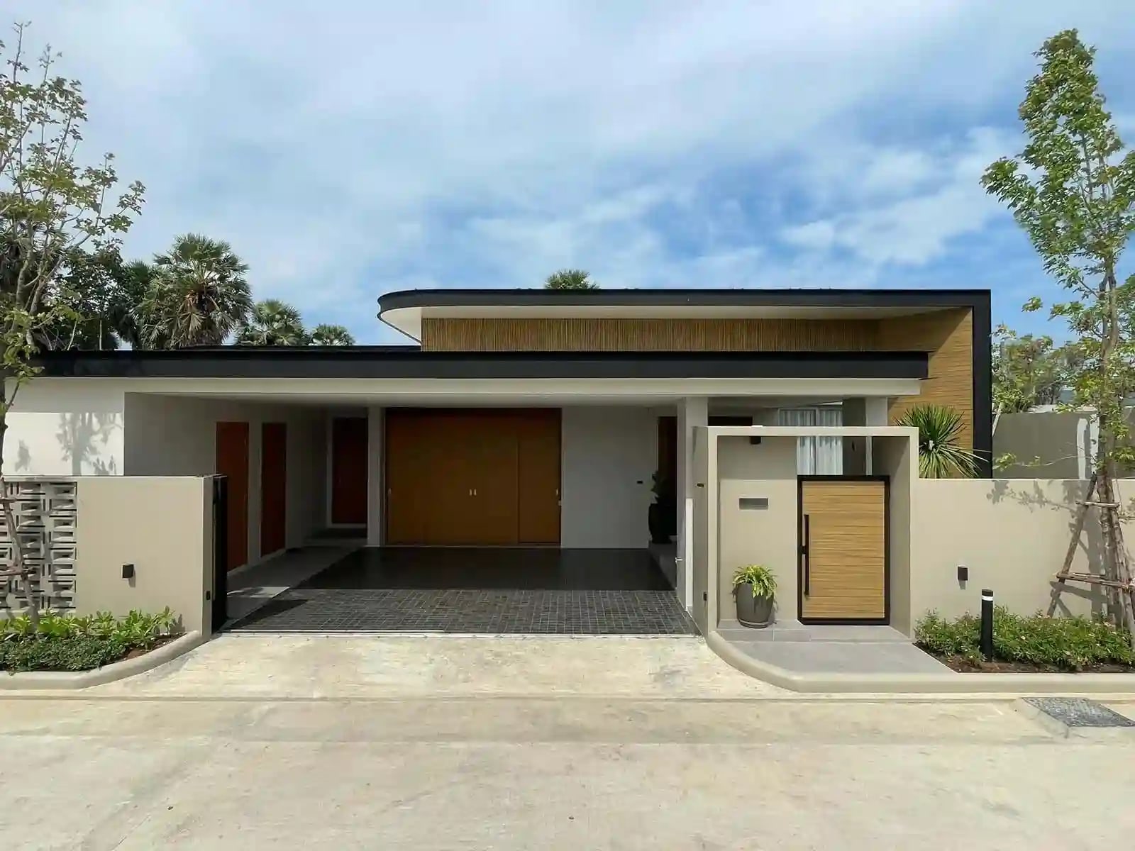 Alinda Villas exterior — villa pool and tropical garden