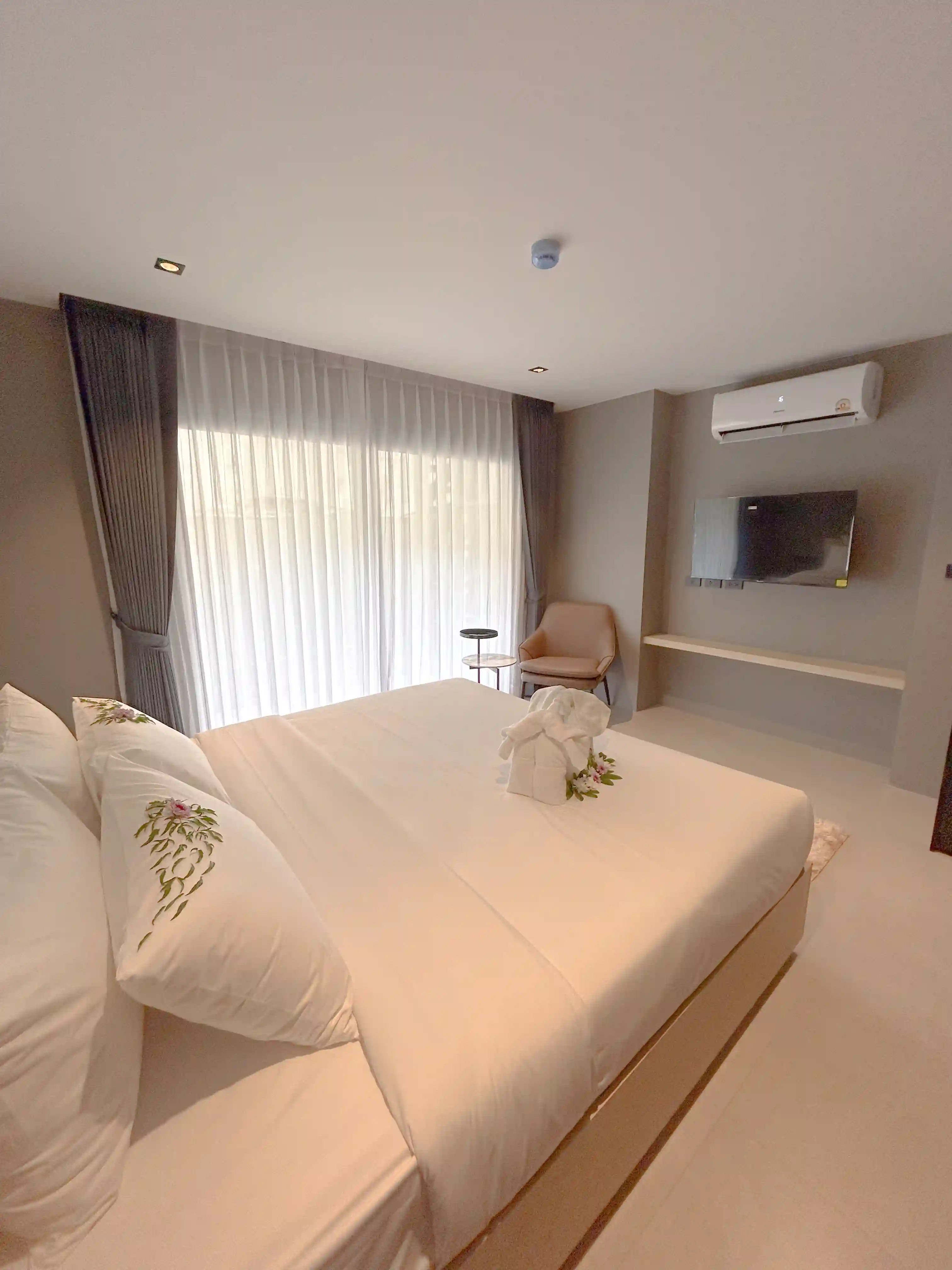 Utopia Mini interior — bedroom and finishing details