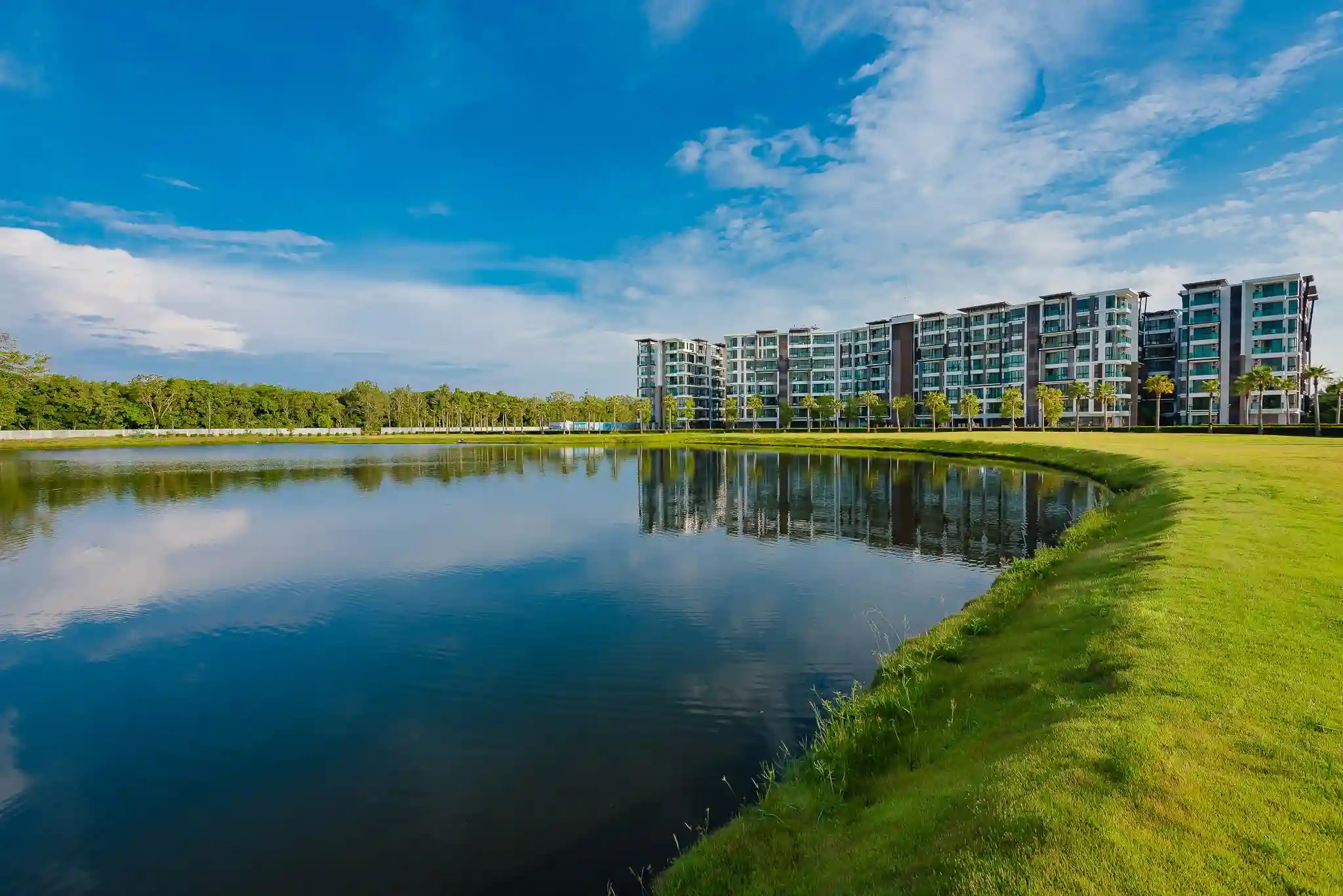 Royal Lee Phuket building exterior