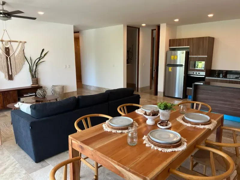 IT Building Playa 1BR unit with dedicated workspace and natural light