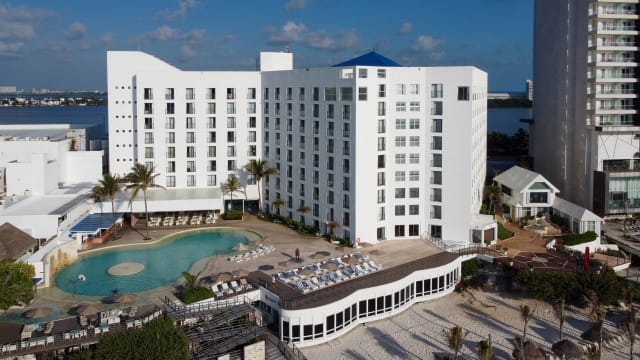 Centro Playa vs Playacar: Investment Comparison 2026