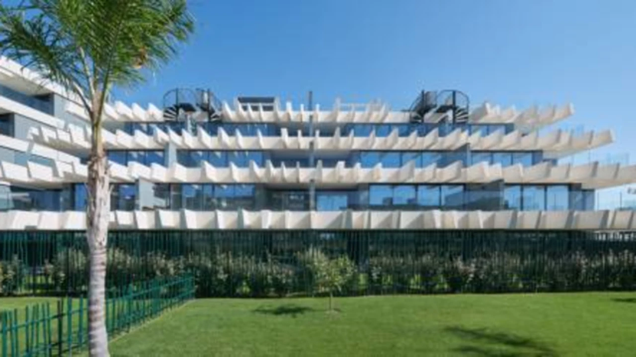 Oasis 325 Review: Kronos A-cero Design Estepona Spain