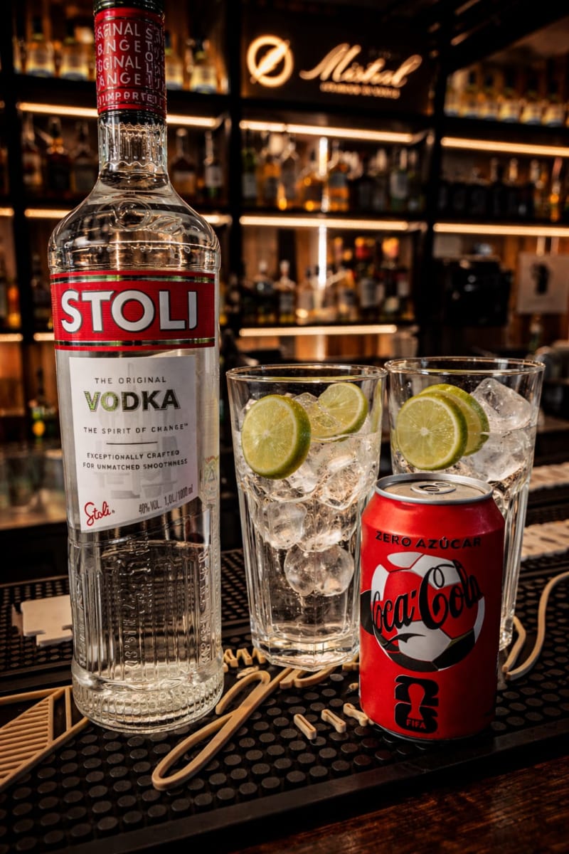 2 Cortos Vodka Stolichnaya + 1 Bebida