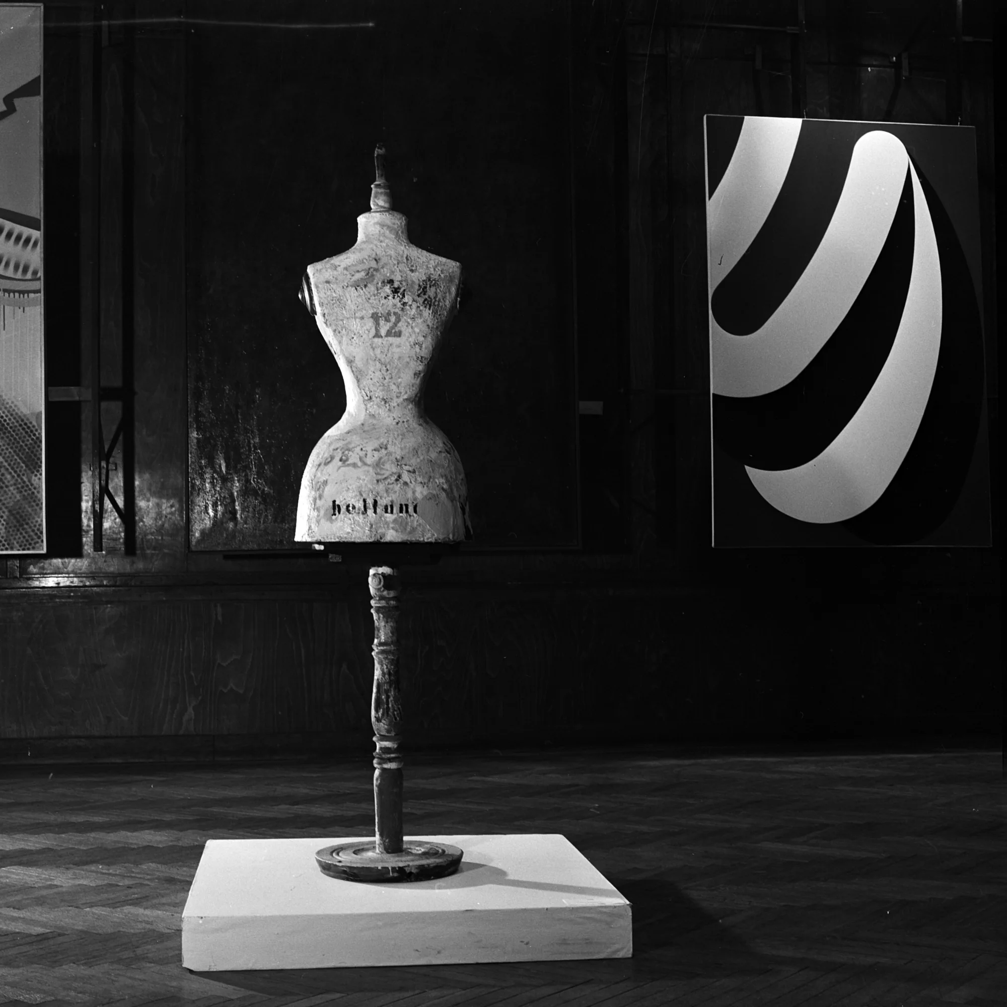 Az első Iparterv kiállítás Frey Krisztián objektjével és Nádler Istán festményével (forrás: KEMKI, ADK Adattári gyűjtemény)