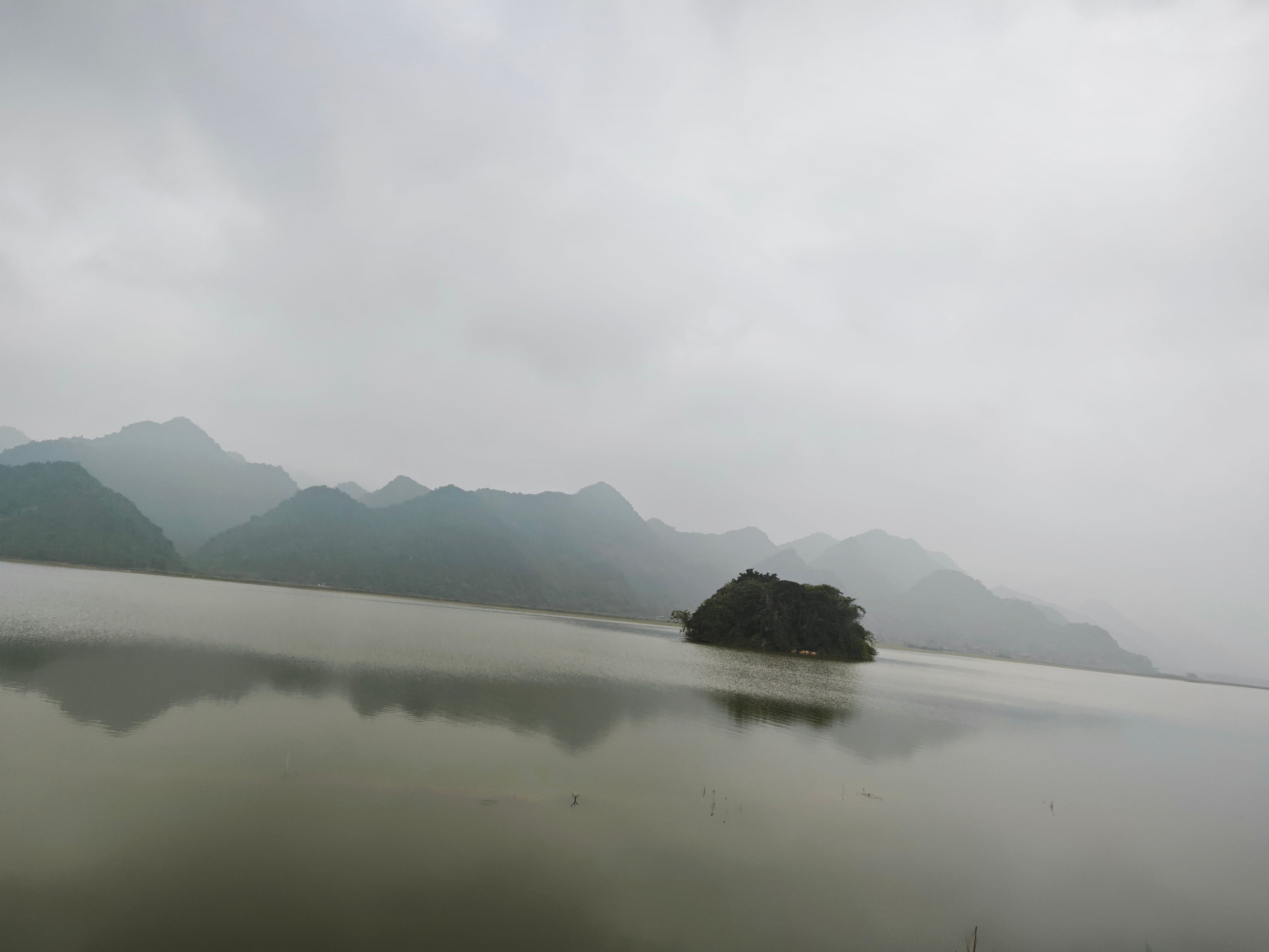 Đi chơi hồ, nhưng chả nhớ hồ j