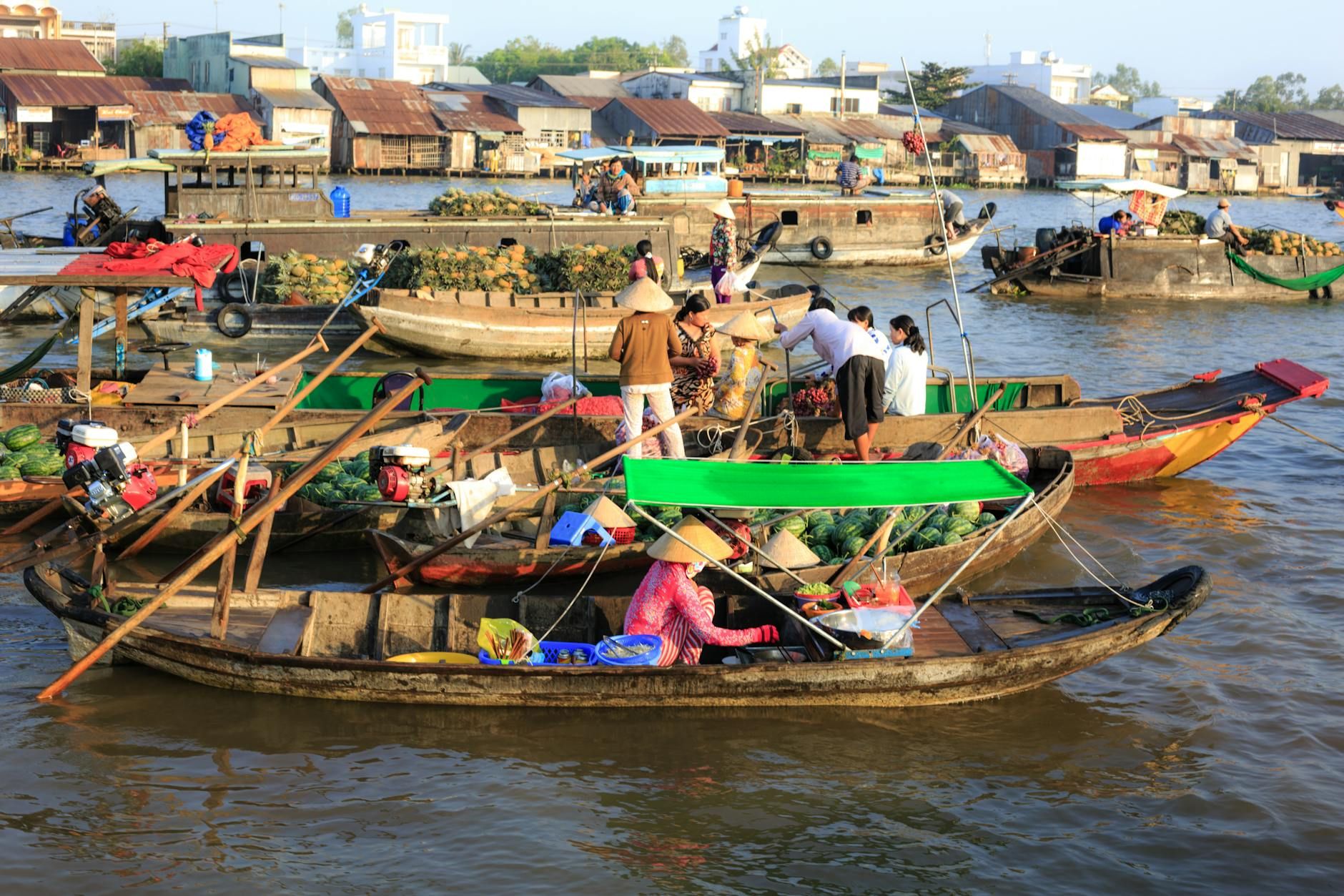 Lần đầu đi chợ nổi với cả nhà, bất ngờ vui thật sự!