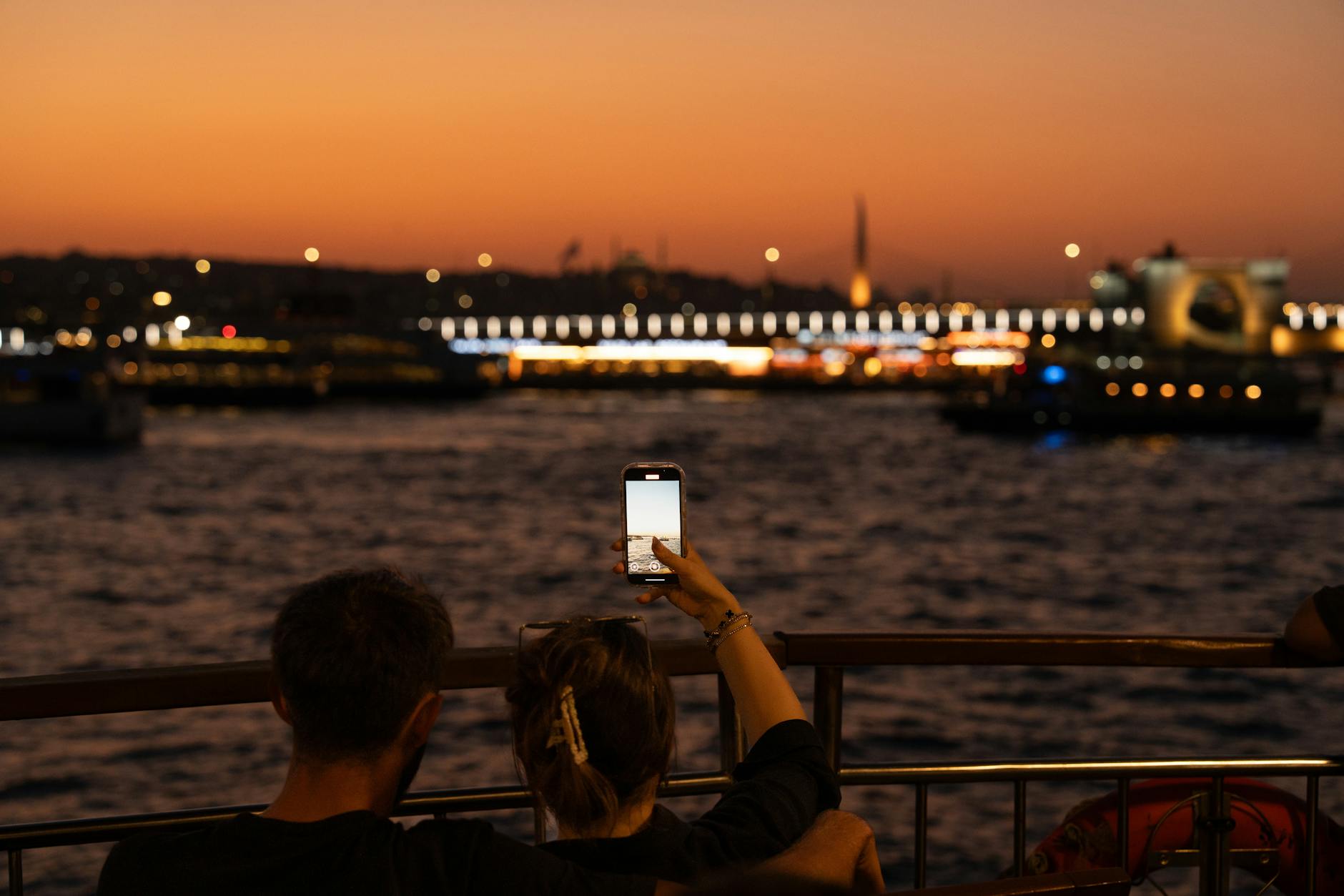 Chuyến tàu ra Cát Bà, người yêu ngủ gật trên vai tôi