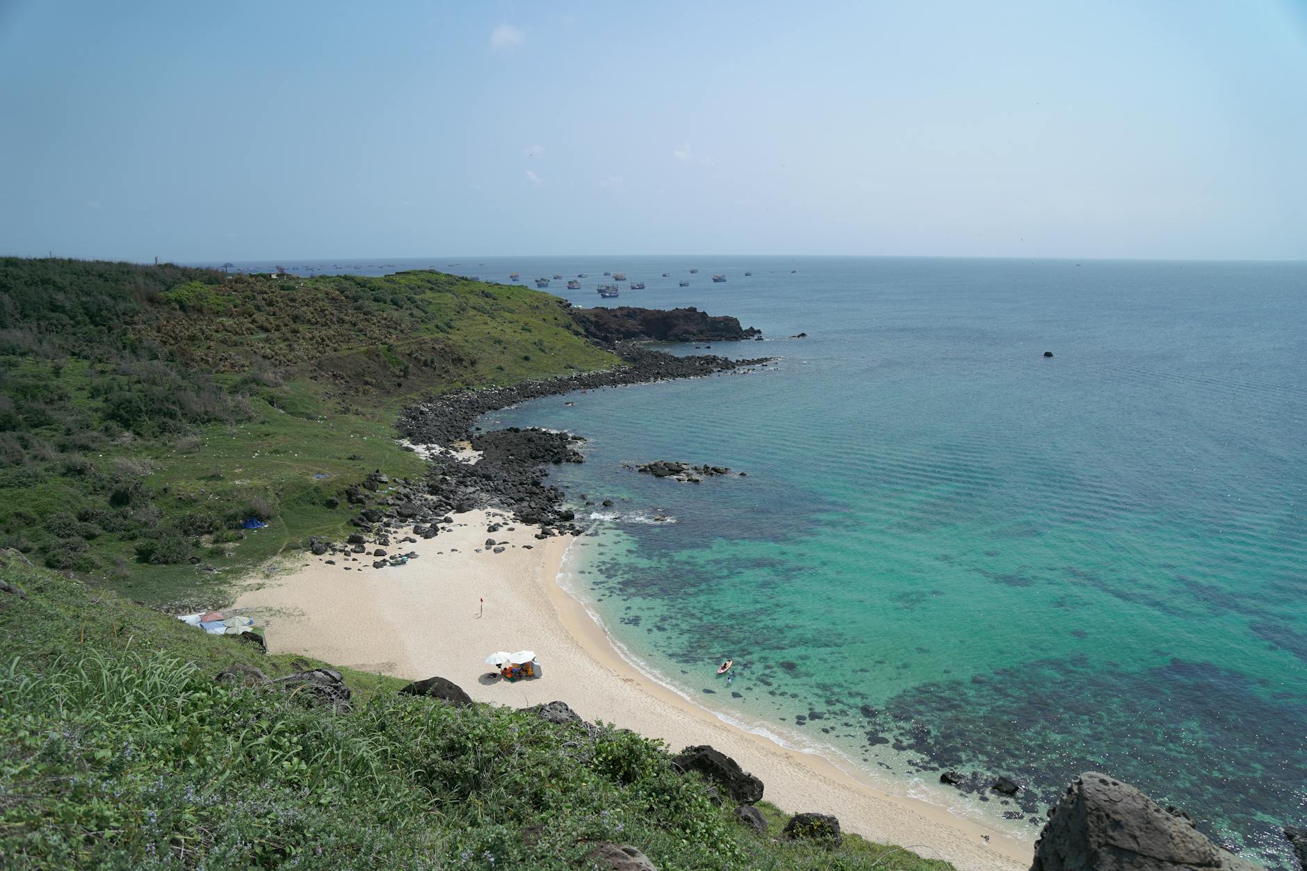 Bãi biển bí ẩn ở Ninh Thuận: Nơi bình yên giữa mùa đông du lịch