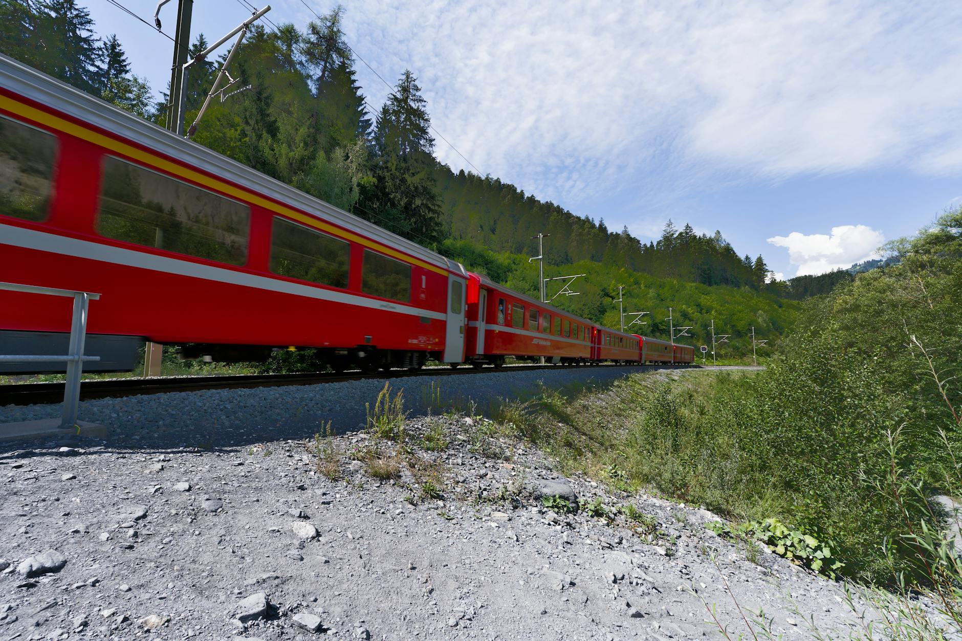 Chuyến tàu qua miền đất lạ: Hành trình từ đồng bằng đến biển xanh