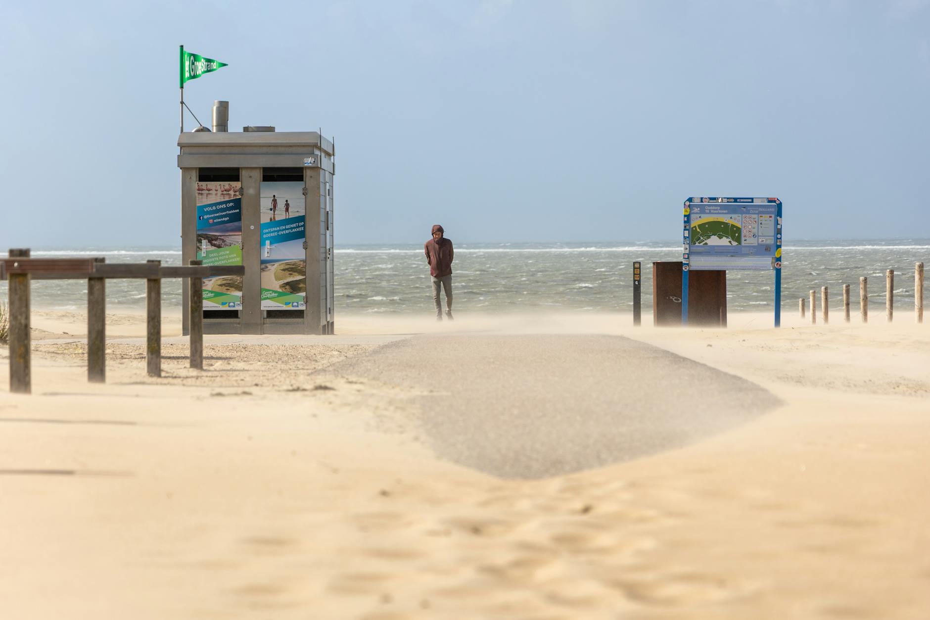 Một ngày quạnh quẽ ở biển Mũi Né trái mùa gió mạnh