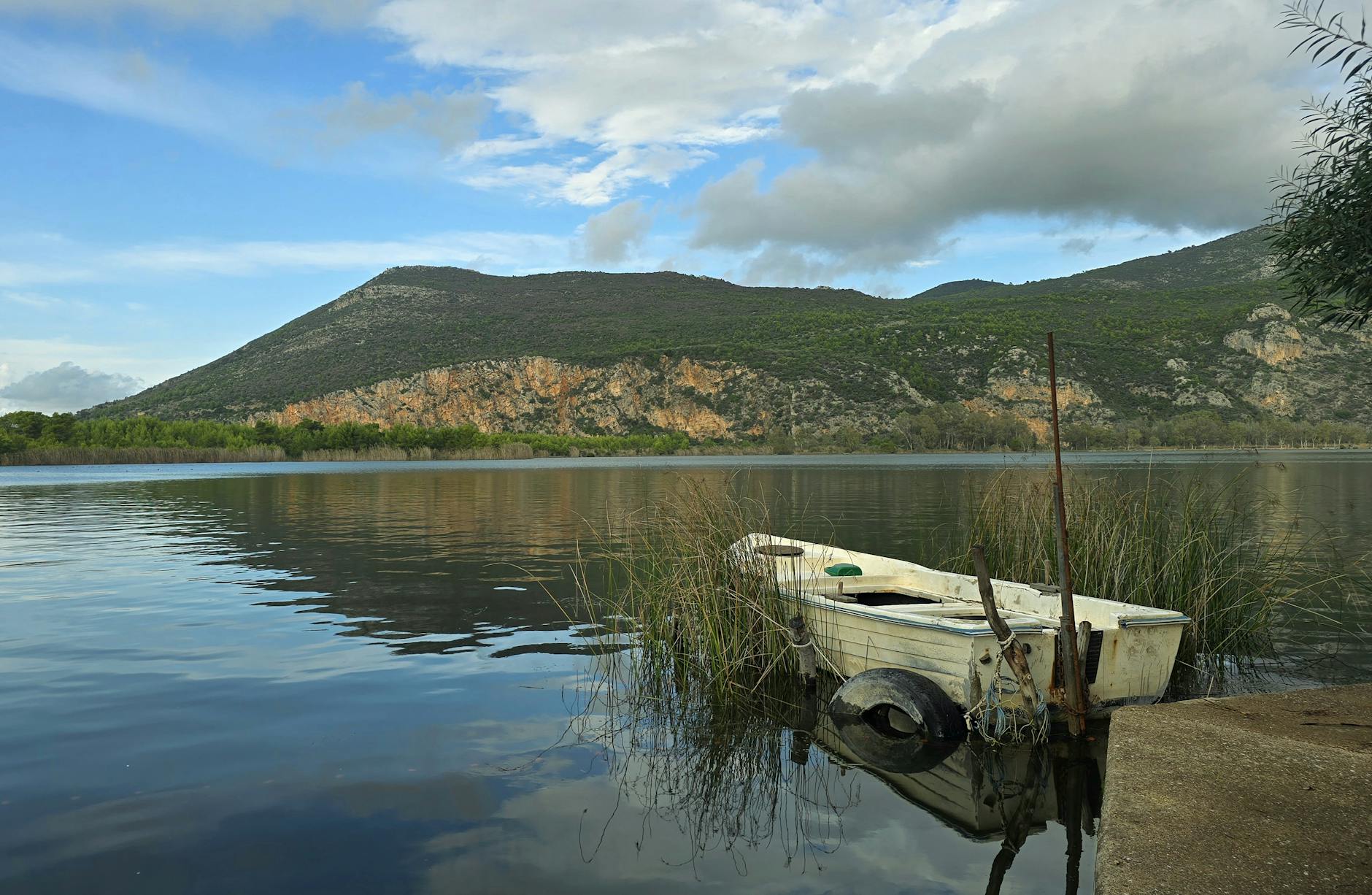 Một buổi chiều bình yên bên hồ Mê Linh