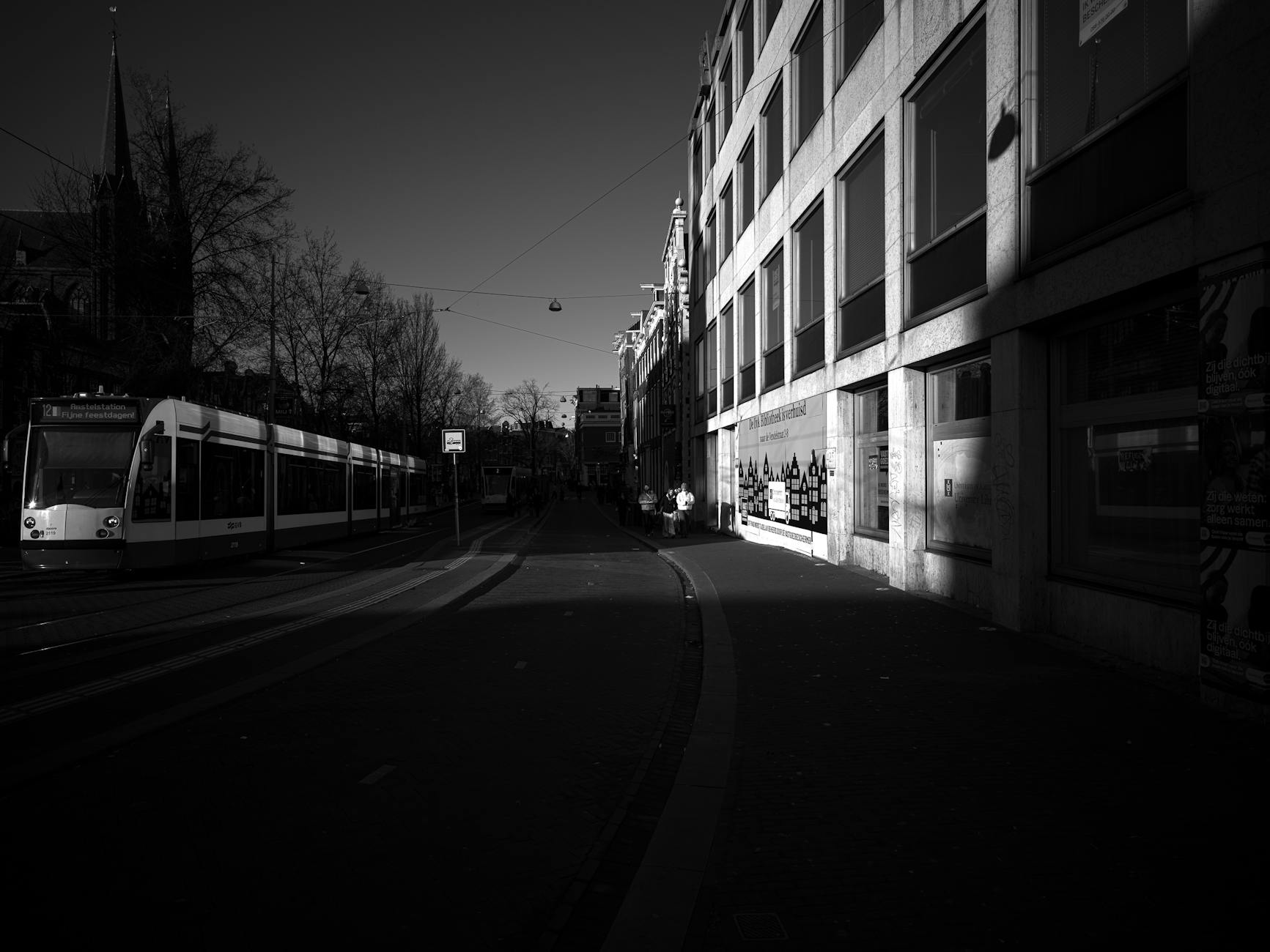 Sáng sớm ở thành phố, khi con đường còn chưa thức