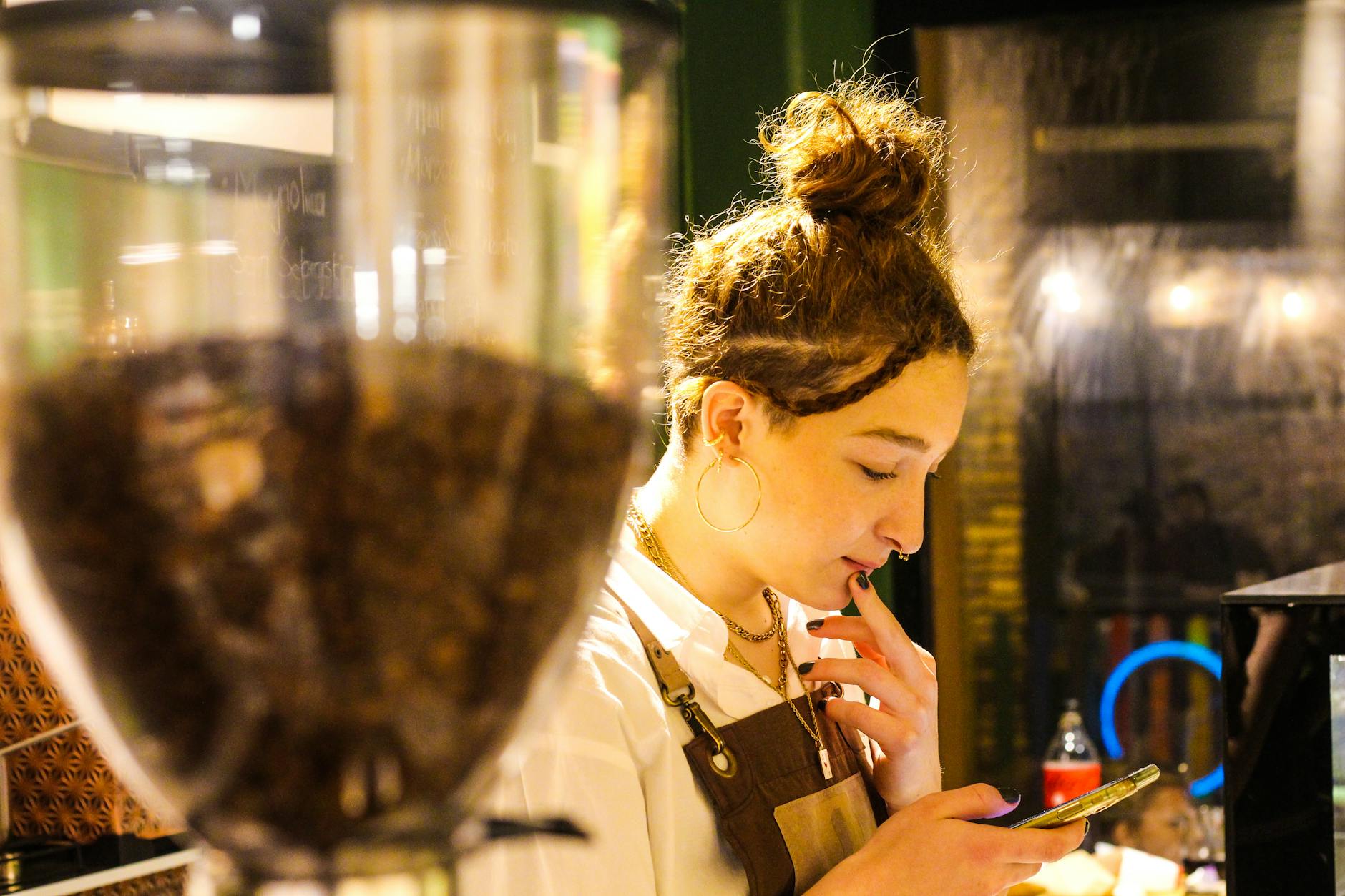 Quán cà phê 3 bàn ở ngõ nhỏ, nơi tôi mới hiểu chuyến đi không phải về đi nhiều