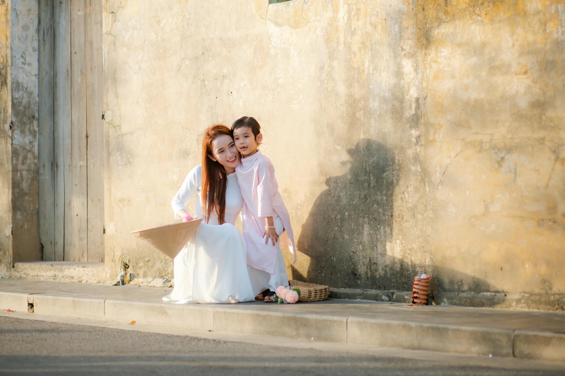 Mother and child in traditional attire in Hội An, Vietnam.