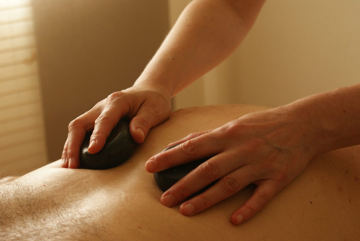 Massagem com Pedras Quentes