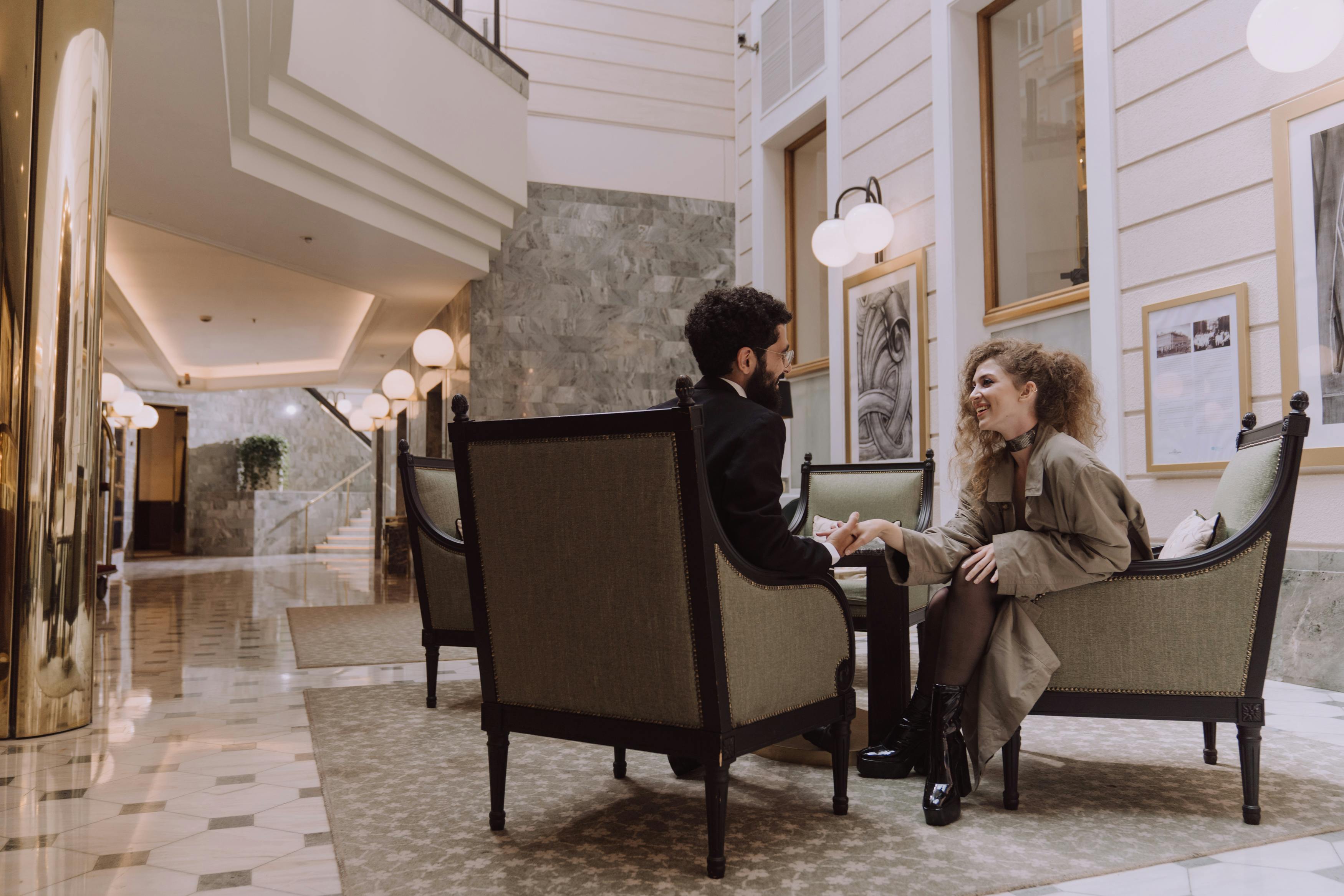 Couple assis dans le hall d'un hôtel 
