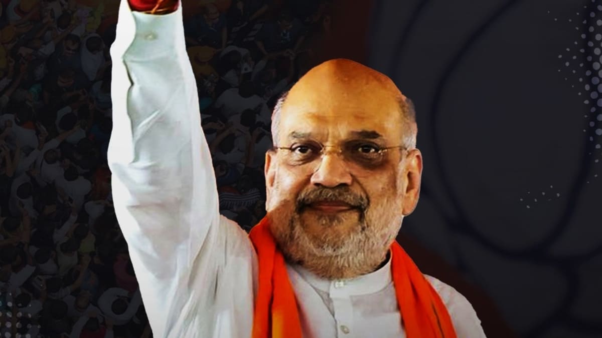 अमित शाह और सुवेंदु अधिकारी की रणनीति से बदला बंगाल का खेल, जानिए BJP की जीत का पूरा गणित Amit Shah and Suvendu Adhikari during a BJP campaign strategy meeting ahead of the West Bengal Assembly Election 2026 victory