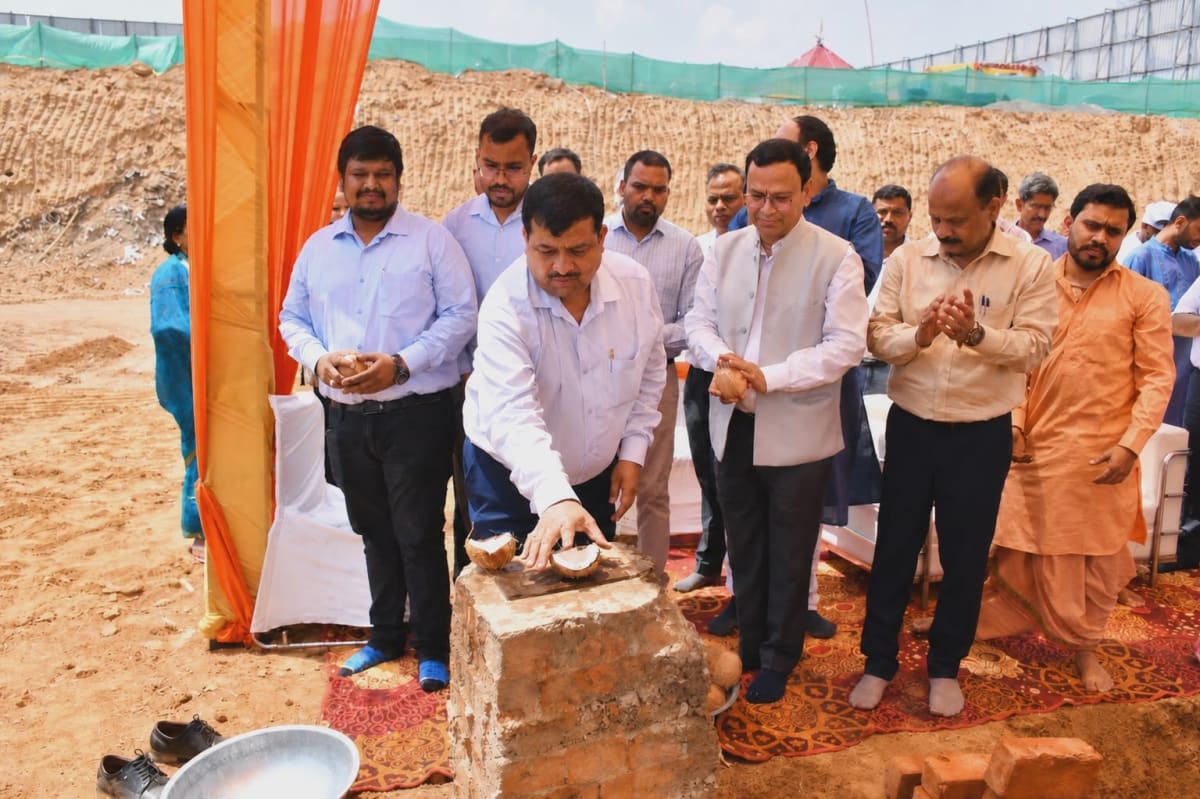 एनबीसीसी ने दिल्ली में अत्याधुनिक आईआईएफटी परिसर की आधारशिला रखकर एक नई उपलब्धि हासिल की Officials and dignitaries at the foundation stone laying ceremony of the new state-of-the-art IIFT campus in Delhi led by NBCC