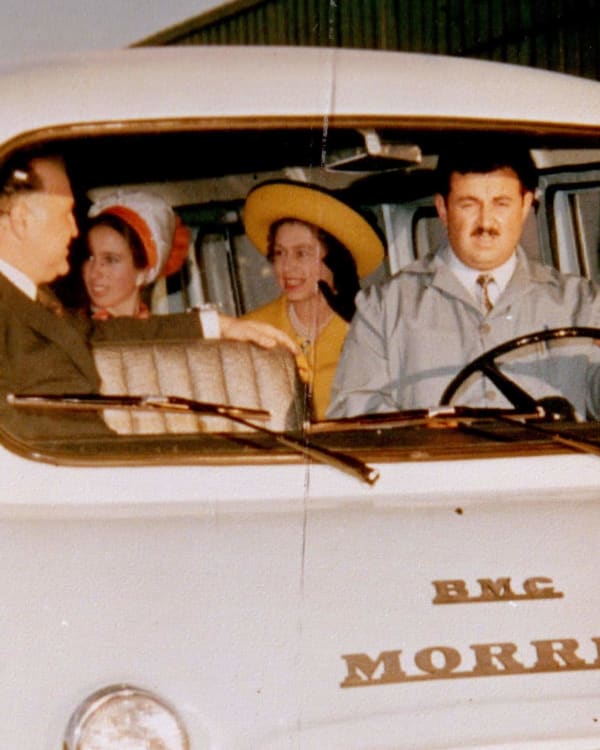 Minibüste Bir Kraliçe