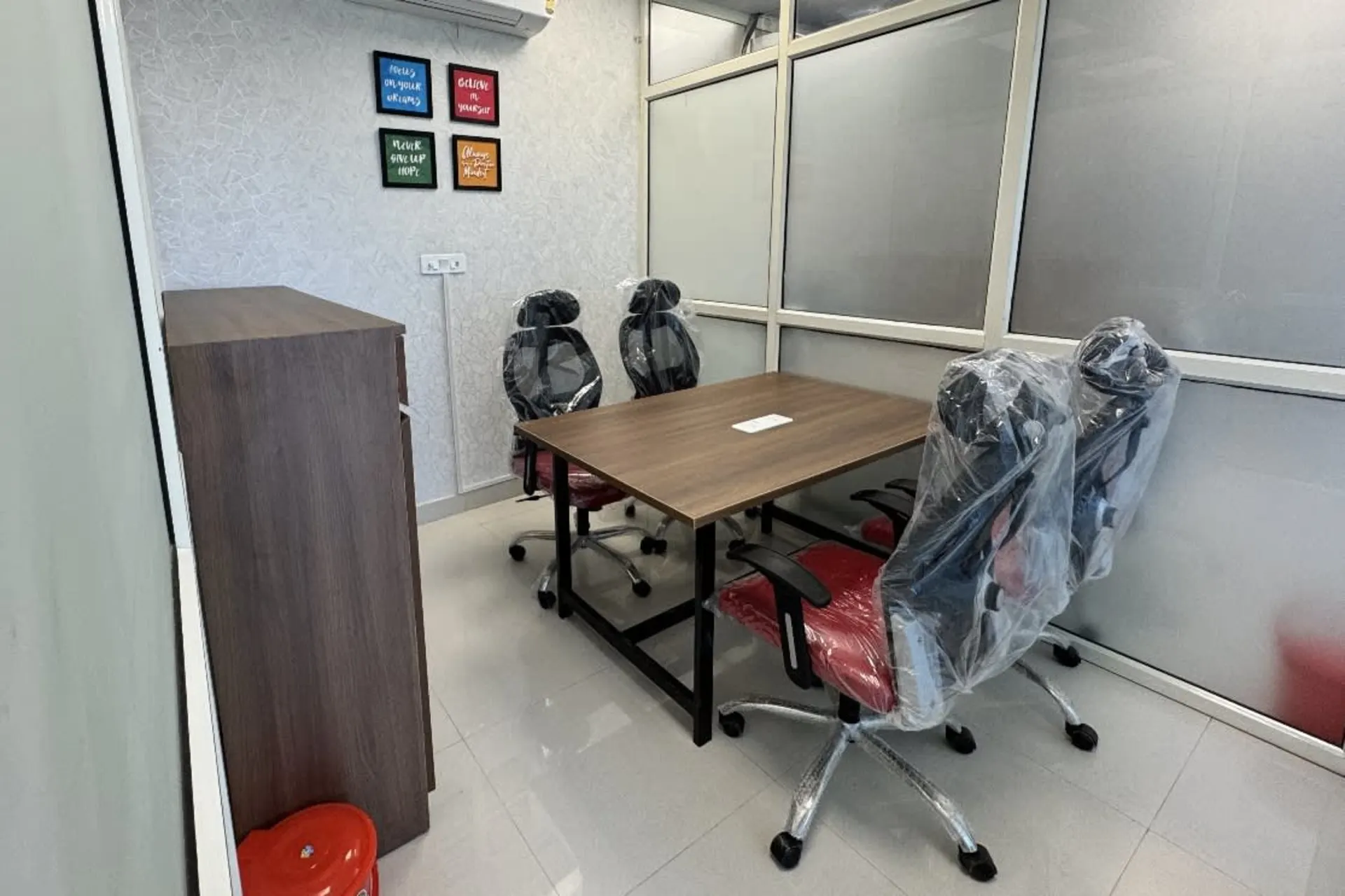 Nearby Desk 4
