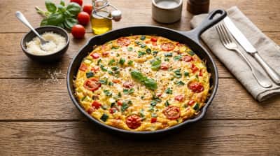 Aksamitna Frittata z Letnimi Warzywami i Parmezanem