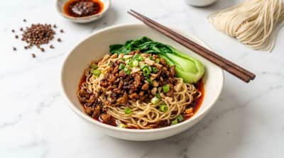 Aromatyczne Dan Dan Noodles z Chrupiącą Wieprzowiną
