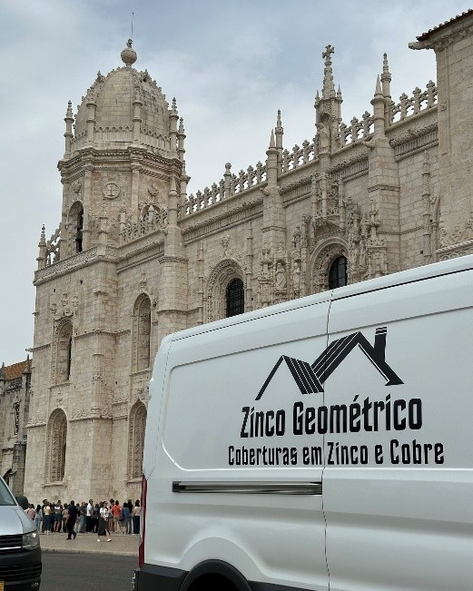Revestimentos de coberturas e funilarias em zinco e cobre.(Ornamentos, Fachadas, Mansardas, Caleiras, Algerozes, Rufagem geral, Capamentos, Chaminés)