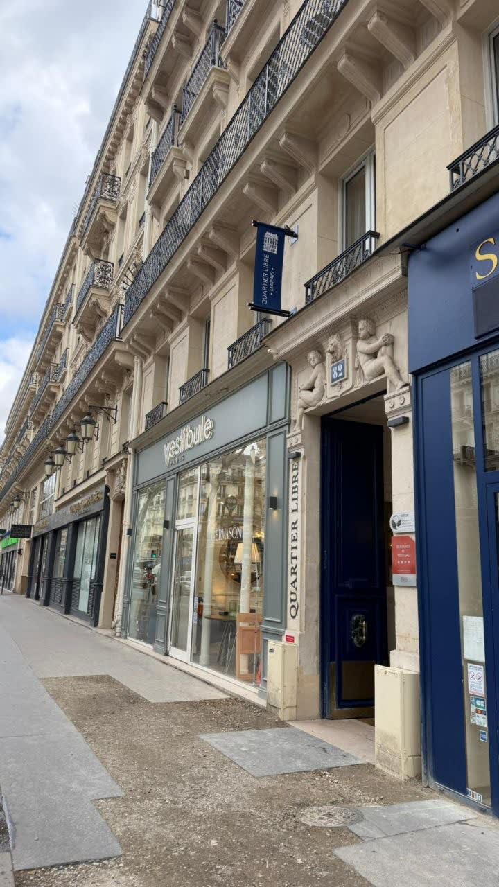 Enseigne Drapeau à Paris: Esthétique et Fonctionnalité Réunies