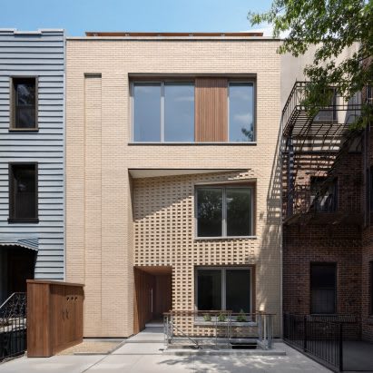 Une Entrée Accueillante : L'Art de la Signalétique dans l'Architecture Urbaine
