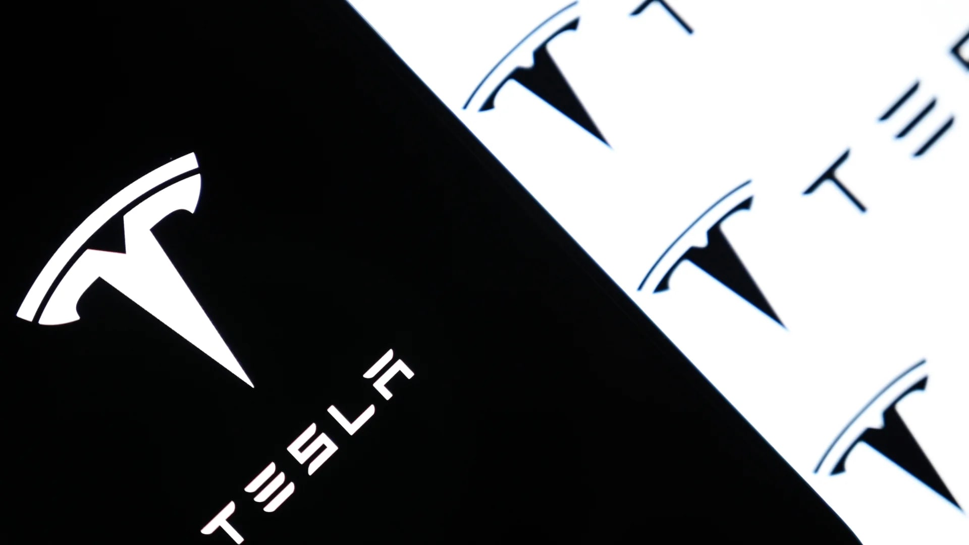 Enquête Fédérale sur un Défaut Potentiel Affectant 1,2 Million de Modèles Tesla
