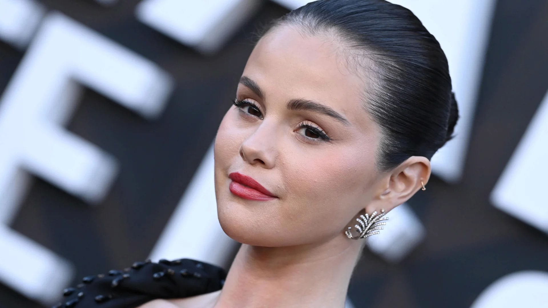 Selena Gomez face à des accusations infondées : Un parallèle avec le secteur du transport