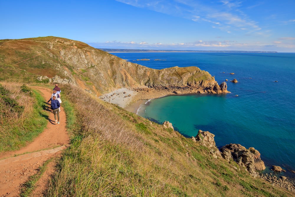 L'impact des canicules sur les tendances touristiques : une opportunité pour la Manche et les montagnes